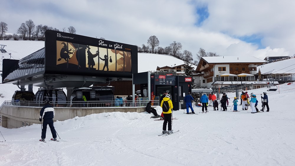 Wintersporters die beginnen met skiën in Söll.